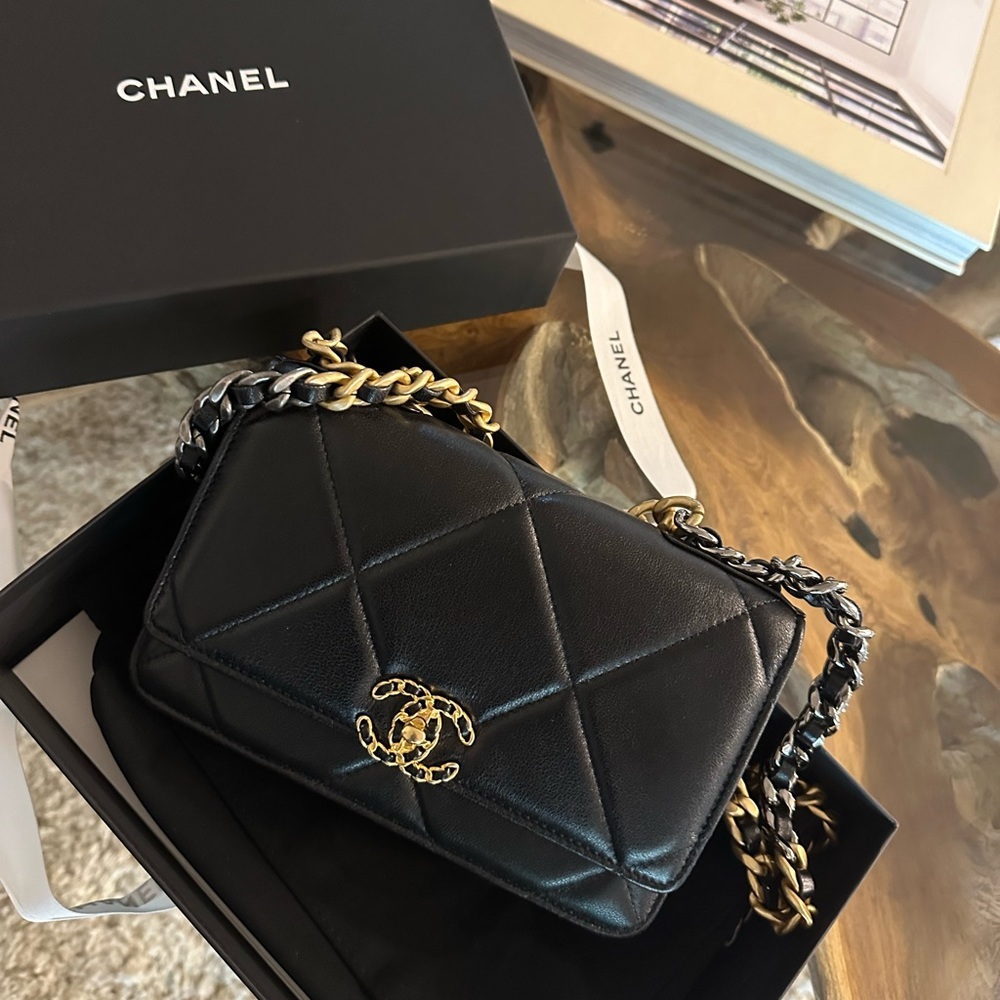 NEW Chanel19 wallet on chain